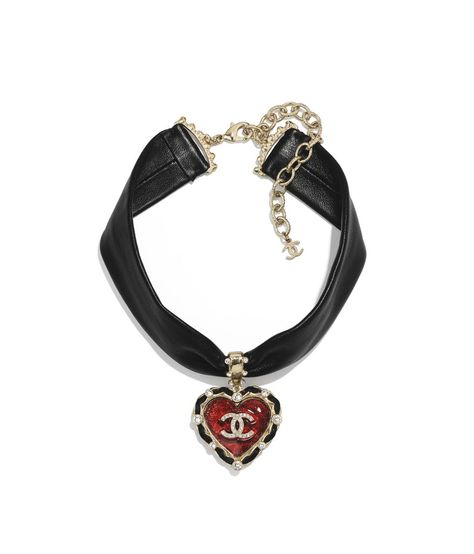 Lizzie Hearts, Heart Choker Necklace, Mode Chanel, Chanel Necklace, Leather Choker Necklace, Couture Mode, Heart Choker, Chanel Jewelry, Leather Chokers