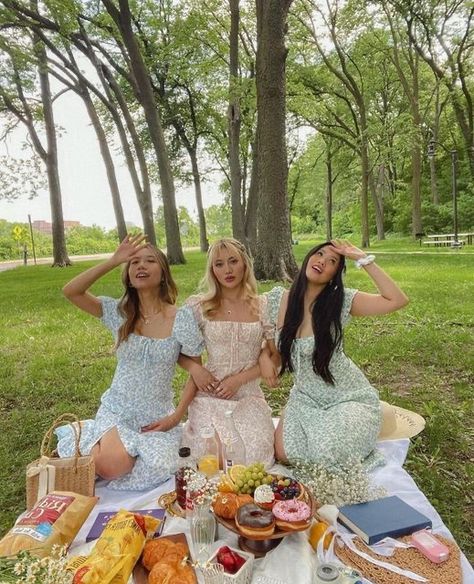 Picnic Outfit Summer, Picnic Fashion, Picnic Photo Shoot, Picnic Pictures, Party Dress Codes, Garden Party Outfit, Picnic Birthday Party, Picnic Inspiration, Picnic Decorations