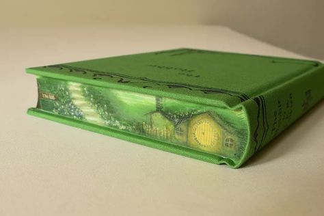 ⏩ Swipe to see all the painted edges 🖌️ 🍃 The Hobbit Fore-edge book painting Foredge Painting, Painted Book Edges, Book Wings, Decorate Book, Fore Edge Painting, Special Edition Books, Book Edges, Book Painting, Hobbit Hole