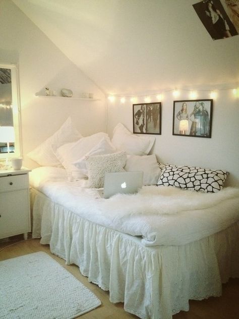 Very simple yet cute bedroom idea :) Hiasan Bilik Tidur, Tumblr Rooms, Cute Bedroom Ideas, White Bed, Hiasan Bilik, Bilik Tidur, Beautiful Bedroom, Bedroom Decorating, Teen Room