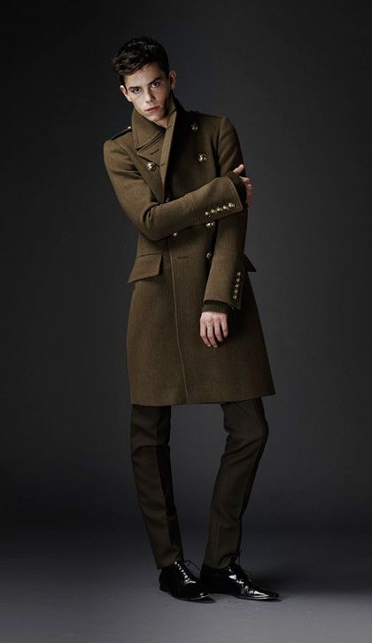 Military. Burberry Prorsum Pre Fall 2010. Would rock this coat Military Chic, Military Jackets, Military Style Coats, Male Clothes, Military Coat, Burberry Prorsum, Herren Outfit, Men Style Tips, Olivia Palermo