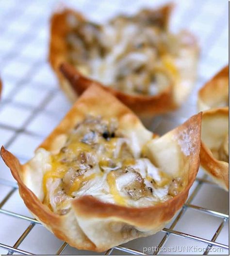 Sausage Wontons, Wonton Appetizer Recipes, Wonton Appetizers, Wonton Wrapper Recipes, Wonton Cups, Won Ton, Wonton Recipes, Meat Appetizers, Tailgating Recipes