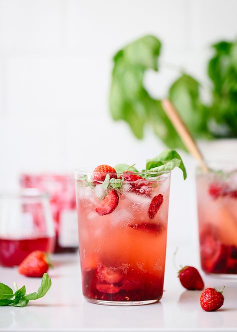 Basil Soda, Strawberry Basil, Starbucks Recipes, Alcohol Drink Recipes, Idee Pasto Sano, Drinks Alcohol Recipes, Alcohol Recipes, Milkshakes, Slushies