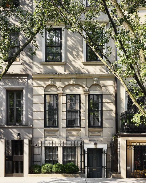 Lucy Doswell Upper East Side Townhouse Exterior Classic Townhouse Interior, Nyc Luxury Townhouse, Upper East Side Townhouse, Nyc Upper East Side, Sustainable Living Room, Upper West Side Apartment, Upper East Side Apartment, New York Townhouse, Nyc Townhouse