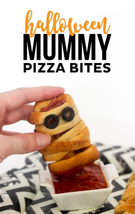 These Halloween Mummy Pizza Bites are adorable and incredibly easy to make! Your kids will love them for your next Halloween Party! Halloween Party Finger Foods, Mummy Pizza Bites, Kids Halloween Party Food, Mummy Pizza, Plat Halloween, Halloween Finger, Halloween Finger Foods, Finger Foods For Kids, Halloween Pizza