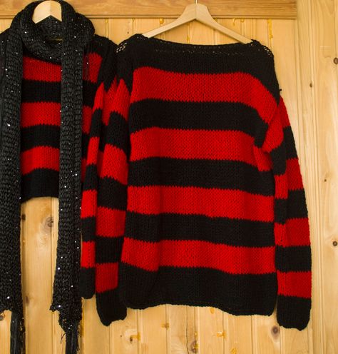 Oversize Striped Sweater, Black And Red Striped Sweater, Vivianna Core, Red Clothes Aesthetic, Black And Red Clothes, Red And Black Clothes, Red Black Striped Sweater, Grunge Outfits For School, Red And Black Striped Sweater