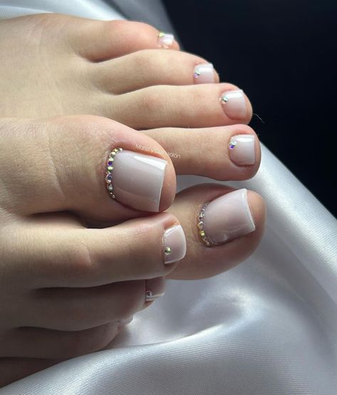 Pedicure With Rhinestones Toenails, Pedicure Francesa, Pedicure En Gel, Simple Pedicure Designs, French Tip Pedicure, Feet Nail Design, Stone Nail Art, Cute Toe Nails, Pedicure Designs