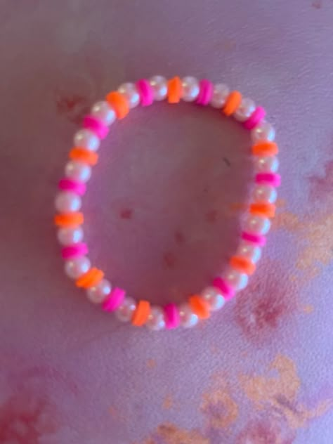 Cute Bracelet Ideas Clay Beads Summer, Trendy Jewelry Ideas, Bracelet Business, Colorful Bead Bracelets, Pink Beaded Bracelets, Clay Bead Necklace, Preppy Bracelets, Bracelet Stand, Wrist Stacks