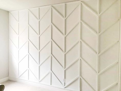 25 Best Wood Trim Accent Wall Ideas For Your Inspiration Perete Accent, Installing Wainscoting, Wall Panel Molding, Diy Wood Wall, Herringbone Wood, Wall Paneling Diy, Wall Decoration Ideas, Diy Accent Wall, Wood Accent Wall