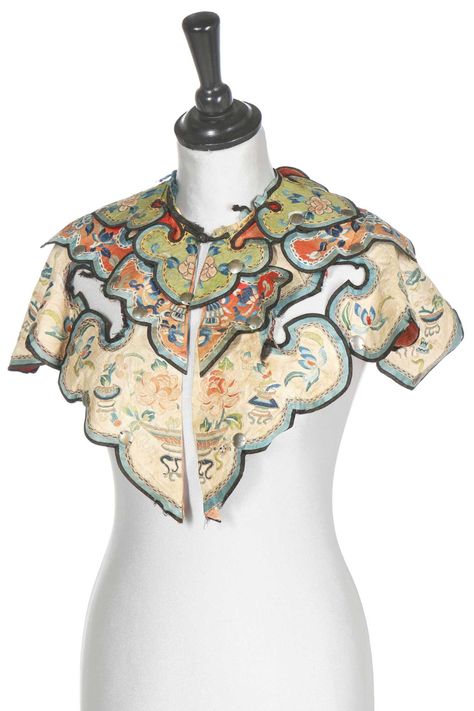 Lot 471 - An embroidered cloud collar, Chinese, Qing Cloud Collar Hanfu, Enchanted Mirror, Clothes Study, Vtuber Model, Chinese Embroidered, Embroidered Coat, Chinese Collar, Chinese Fashion, Collared Greens