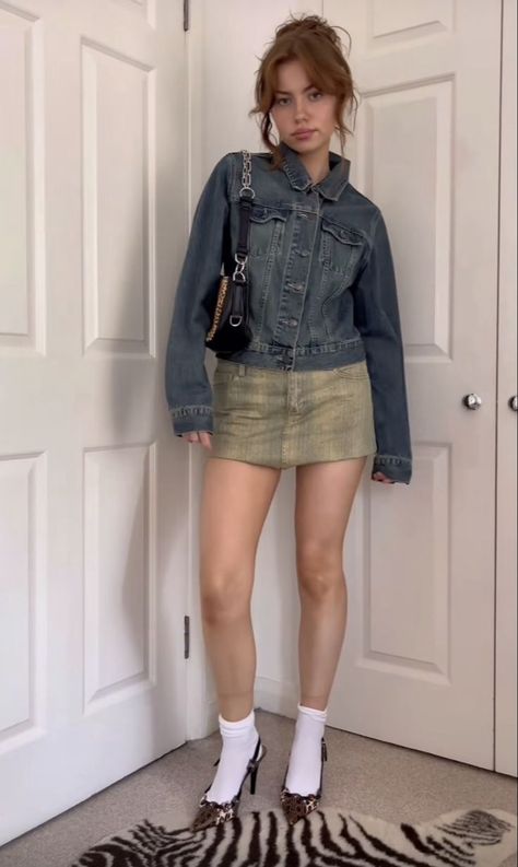 Denim Jacket Y2k Outfit, 2000s Jean Jacket Outfit, Bingo Outfit Ideas, Demin On Demin Outfits, Jean Jacket Outfits Aesthetic, Denim Jacket Outfit Aesthetic, Demin Outfit, 2000 Outfit, Y2k Denim Jacket