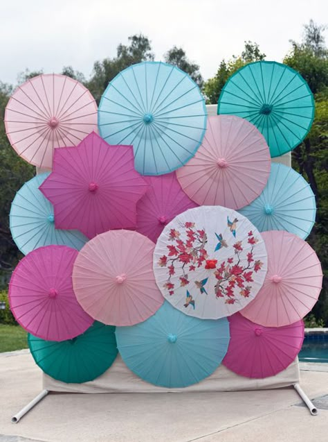 DIY Bright Wedding Parasols! Love! 25 Wedding DIY Projects You’ll Actually Do: Each Including Instructions #wedding #diy #howto Outdoor Photo Booths, Decor Photobooth, Diy Fotokabine, Japanese Party, Diy Photo Backdrop, Party Fotos, Japanese Umbrella, Diy Photo Booth, Invitations Diy