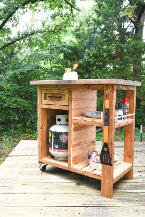 Build this beautiful grill cart with 2x4s and cedar fence pickets! It has lots of storage and a large top for prep next to the grill. Build plans from Housefulofhandmade.com. Grill Stands Outdoor, Diy Grill Prep Station, Grill Table Outdoor, Diy Grill Cart, Grill Side Table, Pizza Cart, Pizza Oven Stand, Diy Grill Table, Bbq Cart