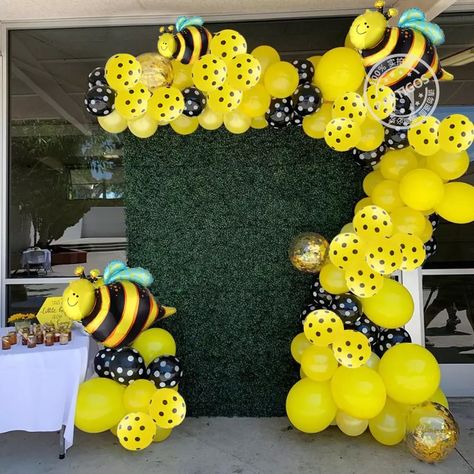 Bee Balloon Garland, Bee Themed Birthday Party, Bee Balloon, Spring Party Decorations, Deco Ballon, Bee Birthday Party, Gender Reveal Party Supplies, Simple Birthday Decorations, Yellow Balloons