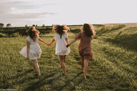 Soul Friends Aesthetic, Roomate Photoshoot Ideas, Friends Photoshoot Ideas Group, Young Sisters Photoshoot, Three Friends Photoshoot, 3 Sister Photoshoot, Friendship Photoshoot Ideas, 3 Friends Photoshoot, Trio Photoshoot Ideas