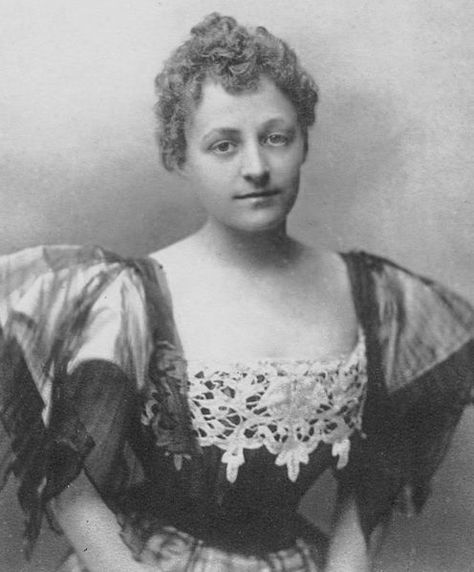 Cornelius, Jr. (Neily) married Miss Grace G. Wilson against Cornelius Sr.'s wishes in 1896. She met and became secretly engaged to William Henry "Bill" Vanderbilt while he was a student at Yale, In 1892, Bill died of typhoid fever. But the events that would shatter the Vanderbilts began on the night of Gertrude Vanderbilt's coming out party in 1895. There 22-year-old Cornelius met Grace Wilson, She was his first love. Alva Vanderbilt, American Mansions, Cornelius Vanderbilt, Vanderbilt Mansions, Julian Fellowes, The Gilded Age, Tudor Era, Anderson Cooper, Luxurious Life