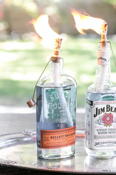 DIY Tiki Torch Bottles - now I know what to do with all my saved bottles. Such a cute idea and much simpler than candles! Torches Tiki, Diy Whiskey, Bar En Plein Air, Diy Outdoor Bar, Lighting Garden, Bar Outdoor, Kraf Diy, Tiki Torches, Garden Lights