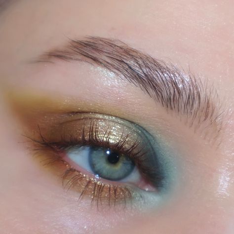 forgot how good turquoise and olive is 🦕🫒 @odenseyecosmetics stone and rock @dandylionsco wintergreen @flowerknows_global brown mascara P… | Instagram Blue And Gold Makeup, Eyeshadow Looks Colorful, Odens Eye, Acotar Party, Turquoise Eye Makeup, Thick It Stick It, Turquoise Eyeliner, Makeup Eyeshadow Looks, Western Makeup