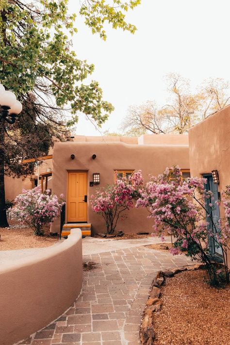 Santa Fe Landscaping Ideas, Mud House Design Ideas, Santa Fe Architecture, Parapet Design, Pueblo Revival, Santa Fe Style Homes, Camp Aesthetic, Santa Fe Home, New Mexico Homes