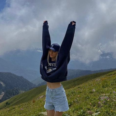 Hiking Pose, Hiking Picture Ideas, Liza Rudkevich, Mountain Photo Ideas, Chic Spring Outfits, Mountain Photoshoot, Blogger Poses, Bra Fashion, Mountain Outfit