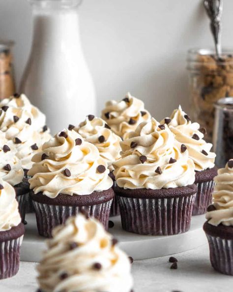 Chocolate Cupcakes Aesthetic, Cookie Dough Stuffed Cupcakes, Aesthetic Essen, Chocolate Cupcakes Decoration, Chocolate Cup Cake, Desserts Board, Cupcakes Stuffed, Chocolate Chip Cookie Dough Cupcakes, Stuffed Cupcakes