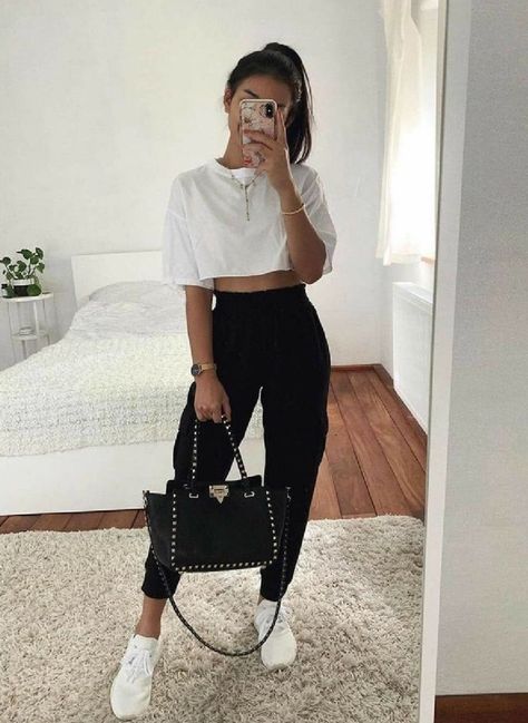 7c4ede33a62160a19586f6e26eaefacfdesc44691241ri Wardrobe Outfits, Causual Outfits, Dream Board, Mode Streetwear, Outfit Goals, Teenage Fashion Outfits, Mode Inspiration, Streetwear Outfit, Teen Fashion Outfits