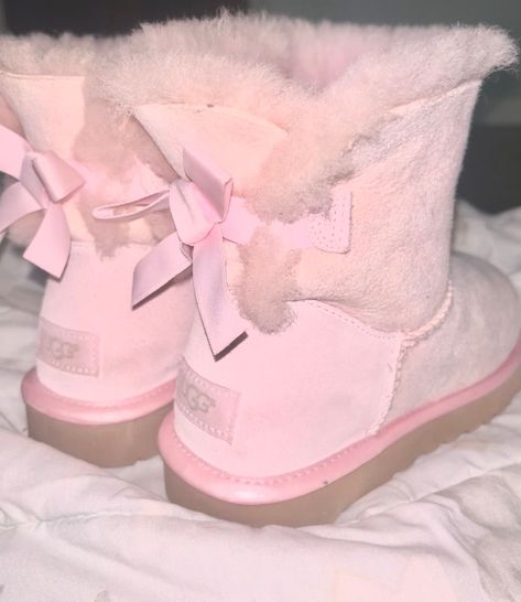 Nike Rosa, Comfy Slides, Cute Uggs, Pink Ugg Boots, Dream Birthday, Birthday Haul, Fluffy Shoes, Pretty Sneakers, Pink Uggs