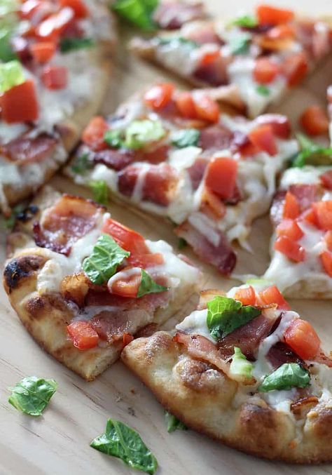 Pizza With Bacon, Easy Flatbread Pizza, Blt Pizza, Pizza Flatbread, Easy Flatbread, Tomato Recipe, Calzone Pizza, Naan Pizza, Vegetable Meatloaf