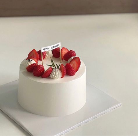 Fruit Cake Design, Simple Cake Designs, Funny Birthday Cakes, Mini Cakes Birthday, Pretty Dessert, Creative Birthday Cakes, Sweet Meat, Simple Birthday Cake, Strawberry Cakes