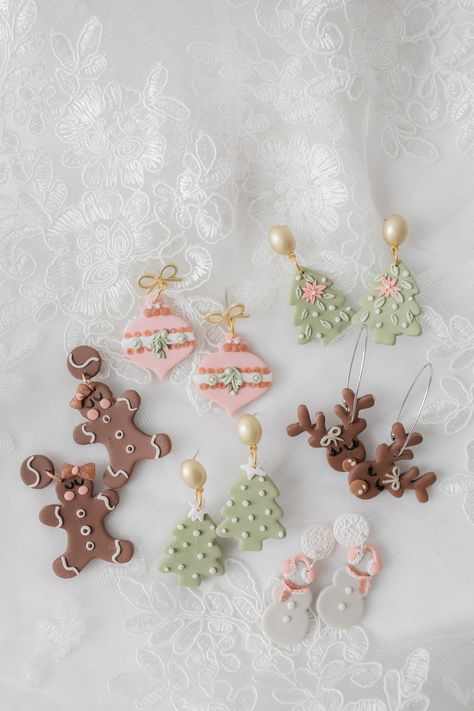 Christmas Ornament Polymer Clay, Simple Christmas Polymer Clay Earrings, Pink Christmas Earrings, Pink Christmas Clay Earrings, Christmas Clay Earring Ideas, Christmas Earrings Diy, Polymer Clay Christmas Earrings, Christmas Polymer Clay Earrings, Clay Earrings Diy