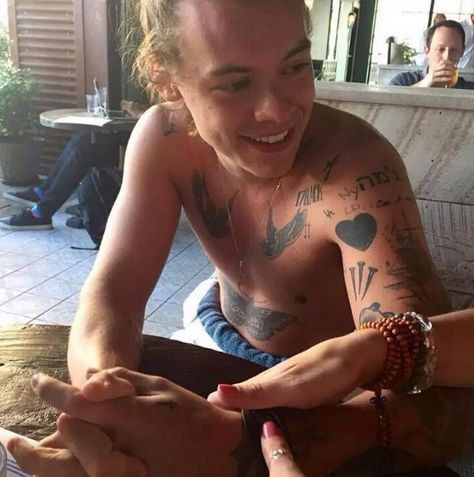 Spotted || Harry Styles - Touch. - Wattpad Anne Cox, Harry Styles Birthday, Harry Styles 2015, Harry Styles Tattoos, Harry Styles Pictures, Harry Styles Photos, Mr Style, Hollywood Life, Boy Band