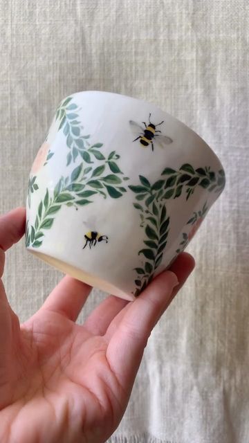 Bumble Bee Pottery Painting, Ceramic Bees Pottery, Bee Pottery Ideas, Bee Pottery Painting, Poterie Ideas, Bees Pottery, Pottery Bee, Bee Pottery, Porcelain Tumbler