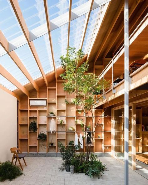 Atrium House, Atrium Design, Brutalism Architecture, Timber Architecture, Japan Architecture, Student House, Concrete Building, Tiny House Cabin, Garden Studio