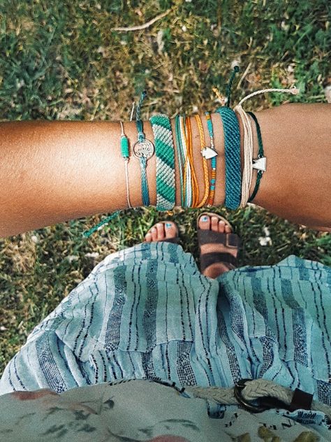 i love evertything about this photo 🤩 (photo is mine) #vsco #vscogirl #vscocam #granolagirl #girlz #summer #puravida #puravidabracelets #bracelet #vi | michaela-brantley Granola Aesthetic Jewelry, Granola Bracelets, Gronala Girl Astetic, Granola Girl Bracelets, Coastal Hippie Aesthetic, Beach Granola Aesthetic, Granola Jewelry, Boho Aesthetic Photos, Granola Girl Nails