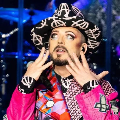 BOY GEORGE'S PAGE. FAN GROUP on Instagram: "Have a beautiful week everyone! 💖 #BoyGeorge" 80s British Fashion, New Romantics 80s, Have A Beautiful Week, 80s Musicians, Blitz Kids, Pics Of People, People In History, Known And Loved, Culture Club