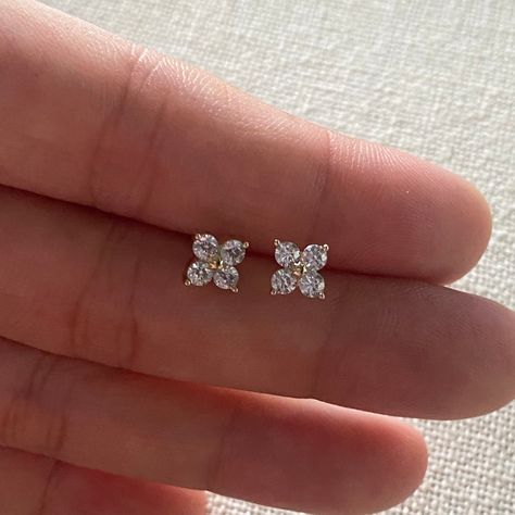 Minimalist Diamond Earrings, 4 Stone Diamond Earrings, Daimon Ear Rings, Diamond Studded Earrings, Stud Diamond Earrings Design, 3 Diamond Earrings, Small Earrings Studs Diamonds, Pearl And Diamond Studs, Small Stone Earrings