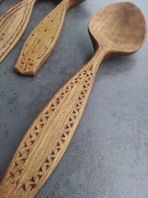 chip carved handmade walnut eating spoon Woodcarving Ideas, Wooden Spoon Carving, Woodworking Craft, Hand Carved Wooden Spoons, Wood Spoon Carving, Hand Carved Spoon, Carved Spoons, Green Woodworking, Spoon Carving