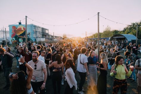 From open-air cinemas and bustling festivals, there are a lot of fun summer events in Rotterdam. Discover the best events from June to September! Opener Festival, Open Air Cinema, Summer Events, Fun Summer, Open Air, Rotterdam, Summer Fun, Festival, Concert