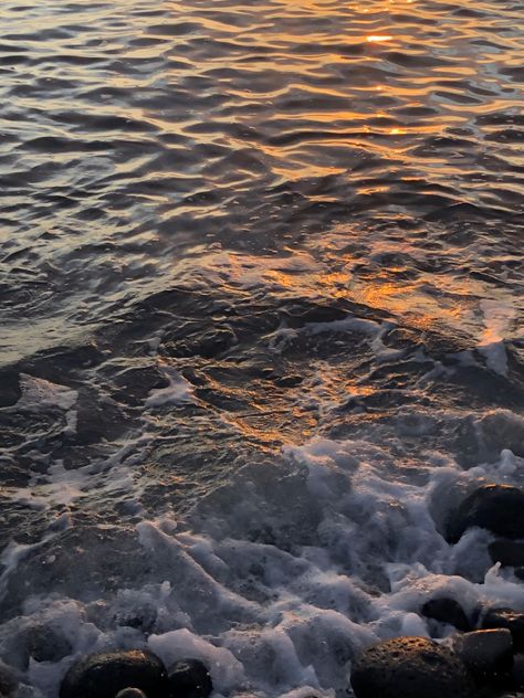 Sea Highlight Cover Instagram, Aesthetic Pic For Highlights Cover, Beach Highlights Instagram, Beach Highlight Cover Instagram, Sunset Highlight Cover Instagram, Beach Waves Aesthetic, Beach Highlights, Waves Aesthetic, Instagram Story Ideas Creative