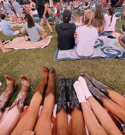 Country Girl Summer Aesthetic, Country Concert Festival Outfit, Country Concert Asethic, Country Concert Vibes, Country Concert Pictures With Friends, Country Festival Pictures Ideas, Country Music Festival Aesthetic, Country Festival Aesthetic, Country Concert Instagram Pictures