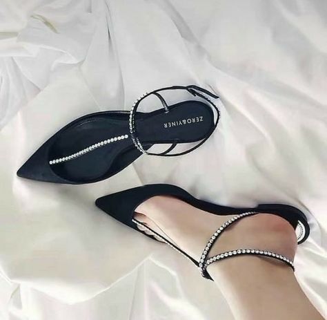 Heel Sandals Outfit, Shoes Heels Classy, Stunning Shoes, Woman's Fashion, Girly Shoes, Fashion Baby, Mode Hijab, Crazy Shoes, Pretty Shoes