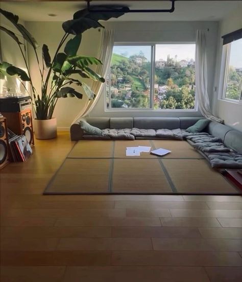 Japanese Floor Seating Living Room, Low Floor Seating Living Rooms, Japanese Appartement Aesthetic, Japanese Floor Couch, Japanese Tatami Bedroom, Kotatsu Living Room, Japanese Futon Bedroom, Japanese Couch, Minimalist Japanese Bedroom