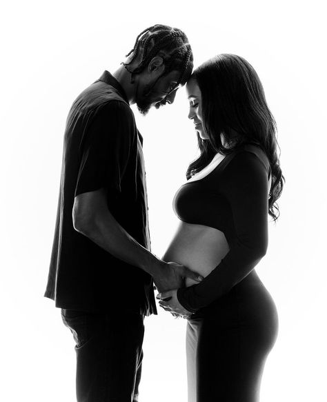 Photoshoot Pregnant Ideas Couple, Kourtney Kardashian Maternity Shoot, Studio Maternity Shoot Couple, Couple Maternity Pictures, Couple Pregnancy Pictures, Maturity Shoot, Bump Photoshoot, Diy Maternity Photos, Studio Maternity Shoot