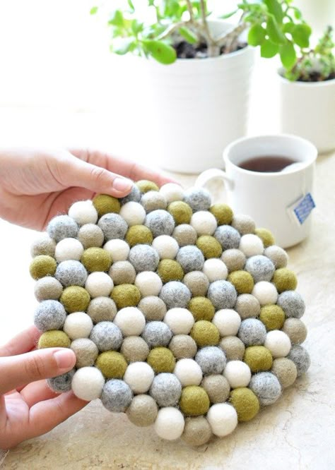 DIY Wool Felt Pom Pom Trivet | Centsational Style Wool Ball Crafts, Felt Ball Crafts, Centsational Style, Trivets Diy, Felt Pom Pom, Diy Wool Felt, Felt Wool Ball, Wool Necklace, Felt Ball Rug