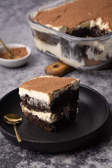 Easy Chocolate Brownie Tiramisu Tiramisu Chocolate Cake, Tiramisu Brownies Recipe, Brownie Tiramisu, Chocolate Tiramisu Recipe, Tiramisu Brownies, Triple Chocolate Muffins, Brownie Cake Recipe, Chocolate Brioche, Mascarpone Filling