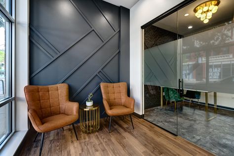 Modern Waiting Area Ideas Office, Industrial Commercial Interior Design, Modern Office Interiors Lobby, Ofiss Room Design, Black Dental Office Design, White Wall Office Design, Modern Business Interior Design, Reception Area Wall Design, Black And Gold Dental Office