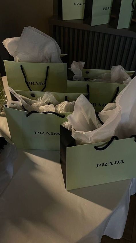 Money Pink, Prada Aesthetic, Prada Gifts, Chanel Aesthetic, Aesthetic London, Pretty Hurts, French Aesthetic, Luxury Birthday, Paris Luxury