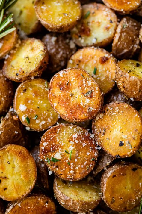 These Roasted Red Potatoes are crispy on the outside, creamy on the inside, and packed with flavor! Use the simple seasonings in the recipe, or add your favorites to change these potatoes up as you please. The perfect easy and healthy side dish! Recipes With Red Potatoes, Roasted Red Potatoes Oven, Red Potatoes In Oven, Red Potatoes Oven, Mashed Red Potatoes, Red Potato Recipes, Broccoli Side Dish, Red Potato Salad, Red Potato