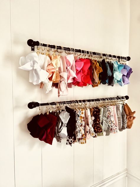 Bow Tie Organization Ideas, Bow Holder Nursery, How To Organize Bows, Curtain Rod Bow Holder, Diy Bow Storage, Onesie Storage Ideas, Hanging Bows In Nursery, Bow Organizer Nursery, Baby Bow Organization Diy