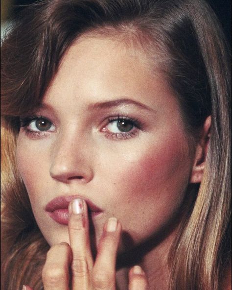 Throwing it back to the 80s with Kate Moss—timeless beauty and effortless cool. 🌟 Follow @oldmoneycentury for more 💌 #VintageVibes #KateMoss #80sIcon #katemossstyle #liliamoss #itgirls #80dayobsession 80s Icons, Kate Moss 90s, Alena Shishkova, Kate Moss Style, Queen Kate, Claudia Schiffer, Highlighter Makeup, Kate Moss, Makeup Inspo